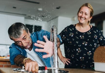 Couple,Fixing,A,Kitchen,Sink