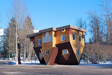 Moscow,,Russia,-,January,28,,2014:,Upside,Down,House,In
